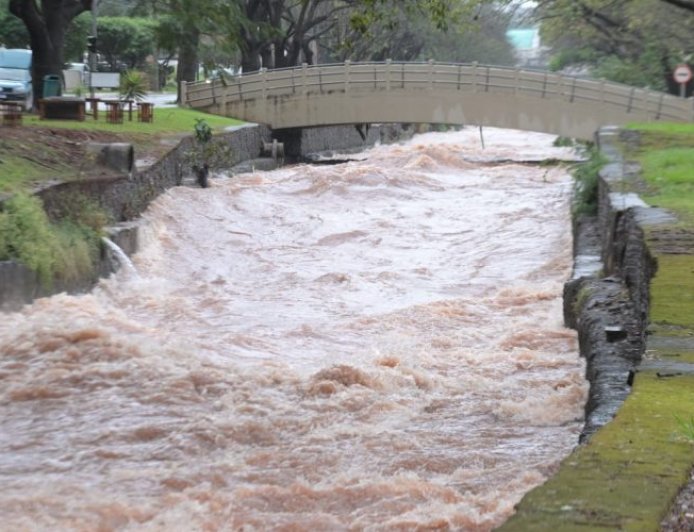 Chuva: Córrego Prosa transborda e alaga Avenida Ricardo Brandão