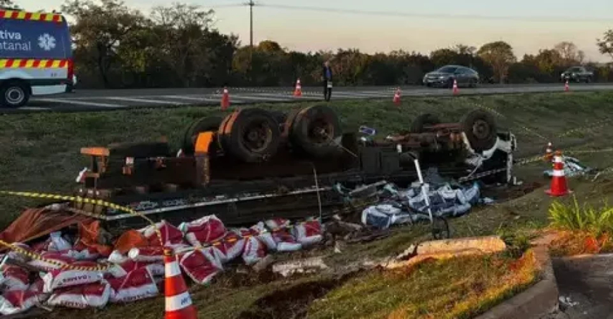 Campo Grande: Motorista de 72 anos morre após caminhão carregado com sal mineral capotar na BR-163