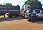Motorista tenta fugir de abordagem e bate carreta com maconha em poste em Amandina