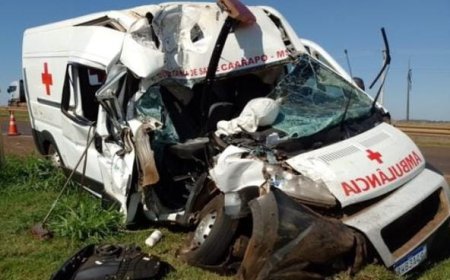Ambulância da Secretaria de Saúde de Caarapó fica destruída após colisão  na BR-163