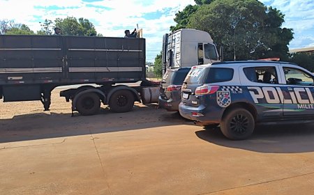Motorista tenta fugir de abordagem e bate carreta com maconha em poste em Amandina