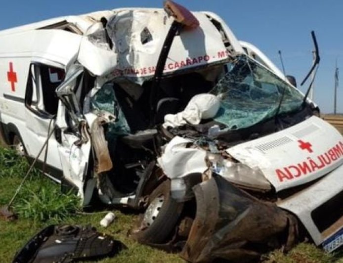 Ambulância da Secretaria de Saúde de Caarapó fica destruída após colisão  na BR-163