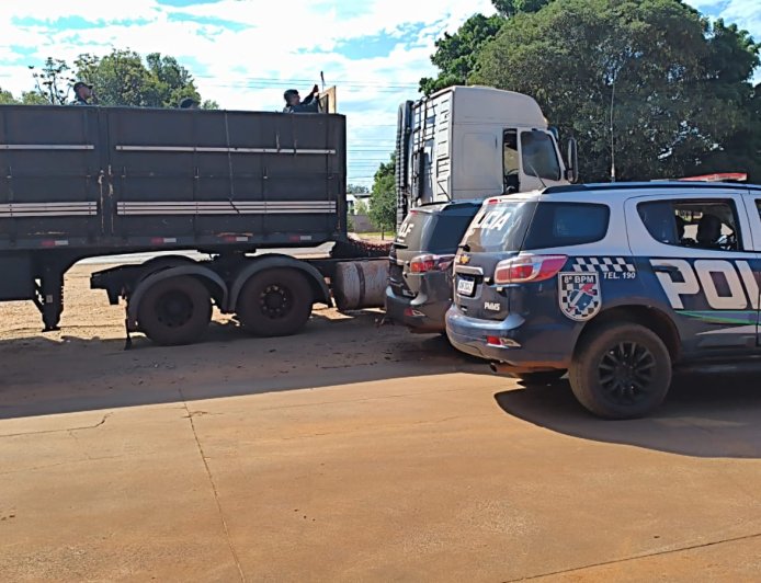 Motorista tenta fugir de abordagem e bate carreta com maconha em poste em Amandina