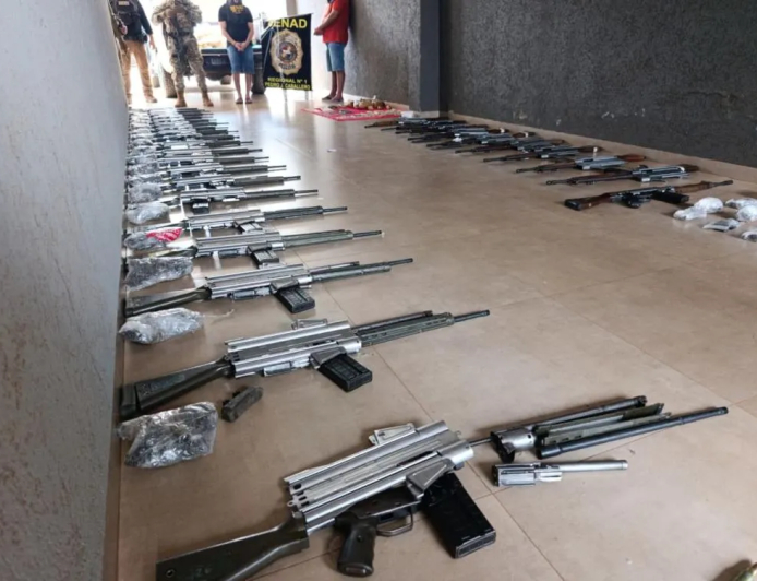 Combate: Megaoperação apreende arsenal com 30 fuzis que poderia abastecer facções no Brasil