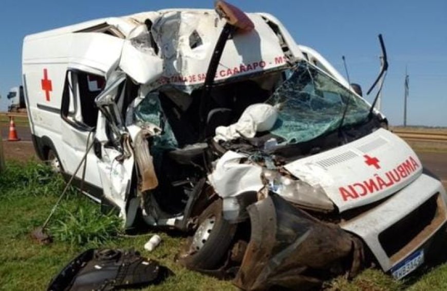 Ambulância da Secretaria de Saúde de Caarapó fica destruída após colisão  na BR-163