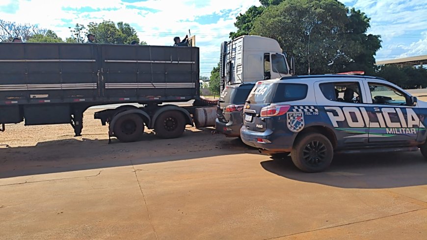 Motorista tenta fugir de abordagem e bate carreta com maconha em poste em Amandina