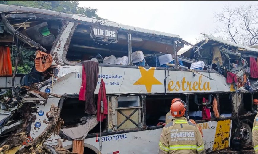 Veículo saiu de Belo Horizonte: Oito pessoas morrem em tombamento de ônibus em Petrópolis