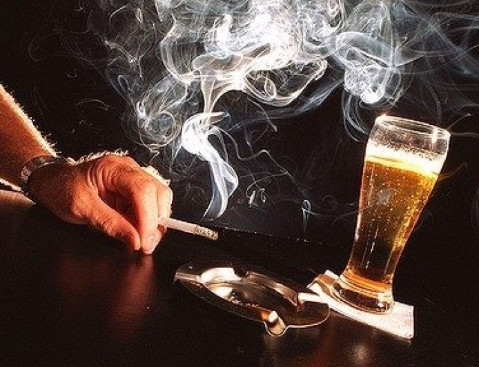 Risco alto: Álcool e cigarro podem causar cegueira, alertam especialistas