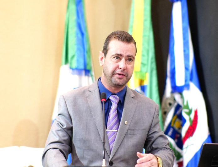 Thiago Vedana solicita melhorias no pavimento da  Rua Jorge Roberto Salomão e reforma geral na ESF Vila Renô