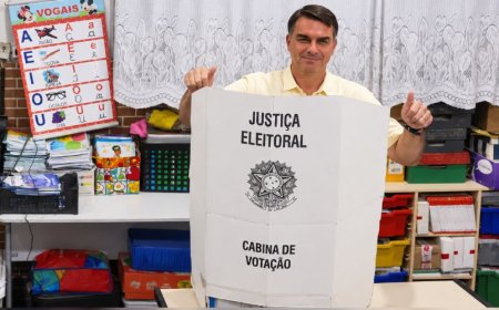 Presidenciável: Flávio Bolsonaro vota no Rio e diz estar preparado para governar o país