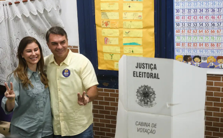 Acompanhado da esposa: Ao votar no Rio de Janeiro, Flávio diz que representa a mudança