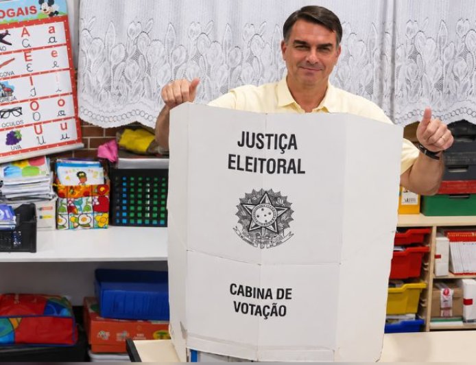 Manifestação foi encaminhada ao TSE: Flávio Bolsonaro impõe condições para liberar sigilos