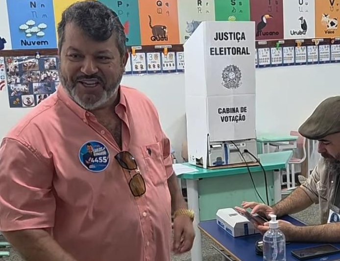 Carlos Bernardo vota em Ponta Porã e demonstra otimismo rumo à Câmara Federal