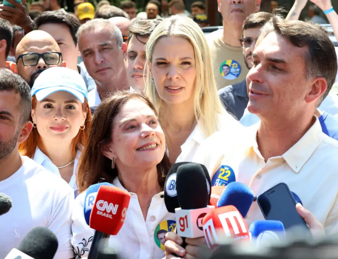 Candidato: Flávio Bolsonaro diz que vai manter Bolsa Família e Farmácia Popular