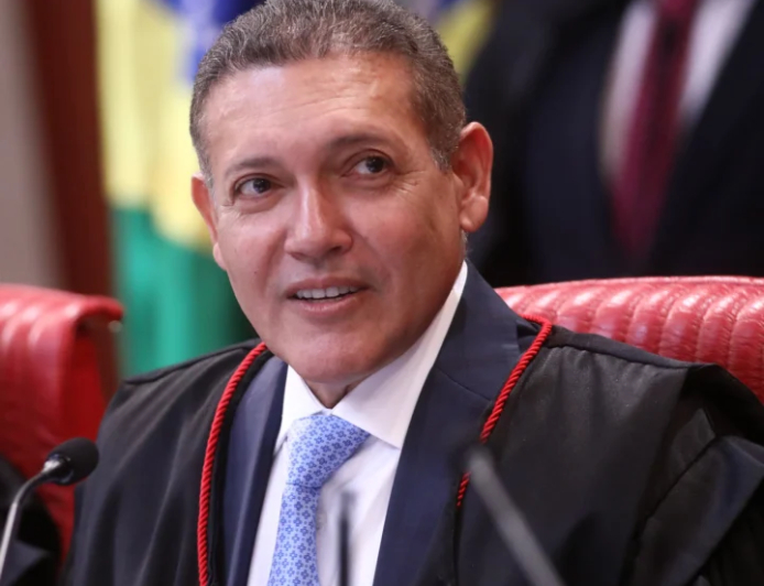 Canal no WhatsApp: Nunes Marques suspende novos posts e seguidores no Exército do Lula