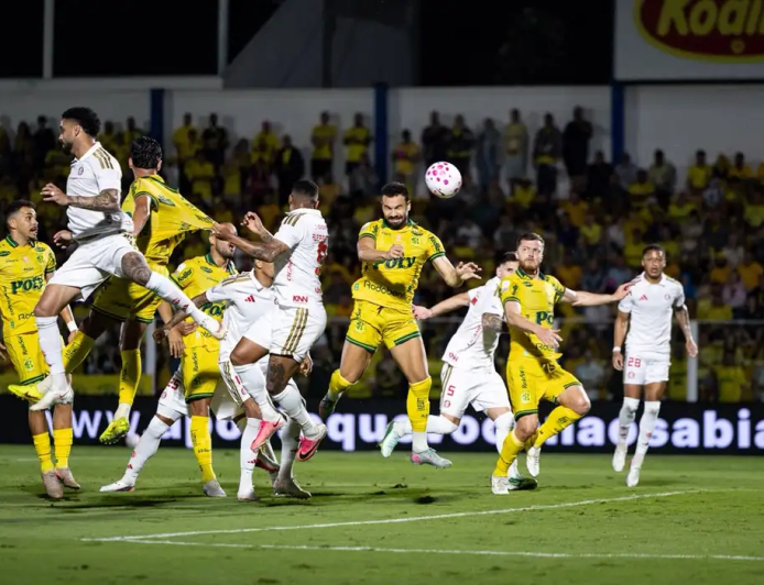 Colorado perde goleiro no 1º tempo: Com um a mais, Mirassol vence e complica Internacional no Brasileirão