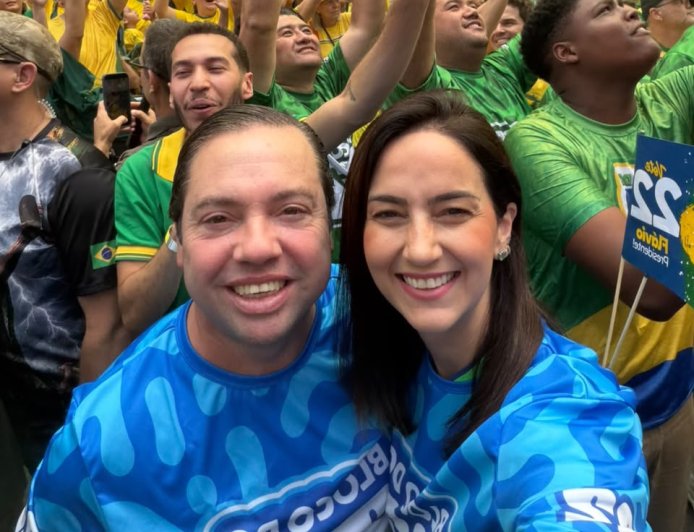 Rodolfo e Gianni Nogueira participam de ato com Flávio Bolsonaro na Avenida Paulista