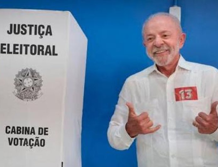 Agradeceu o apoio do povo: Lula vota e enaltece mobilização popular: "nunca vi nada igual"