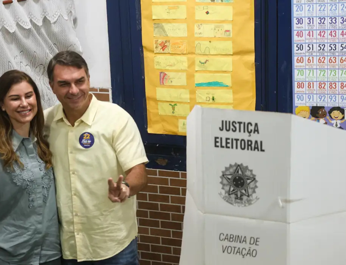 Acompanhado da esposa: Ao votar no Rio de Janeiro, Flávio diz que representa a mudança