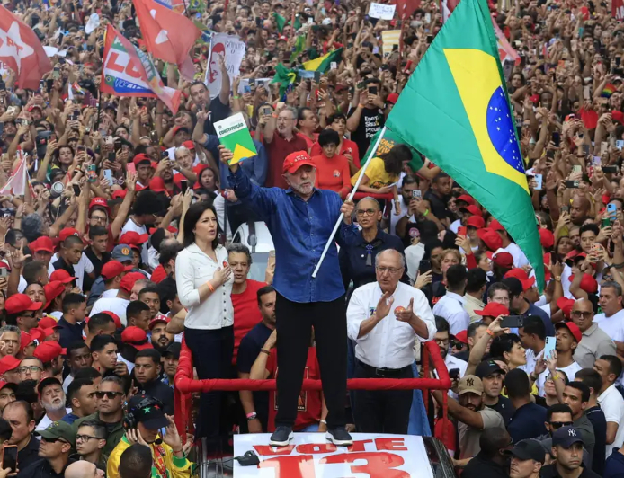 Com mobilização nas redes e nas ruas: Lula é reeleito presidente do Brasil