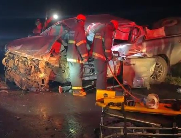 Colisão entre caminhonete e carreta deixa motorista ferido na BR-463
