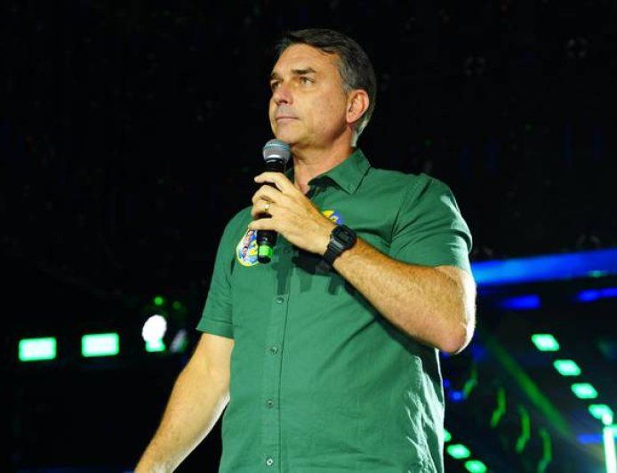 STF nega haver autorização judicial; PF planeja busca e apreensão em casa de Flávio Bolsonaro, ação é cancelada