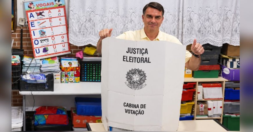 Presidenciável: Flávio Bolsonaro vota no Rio e diz estar preparado para governar o país