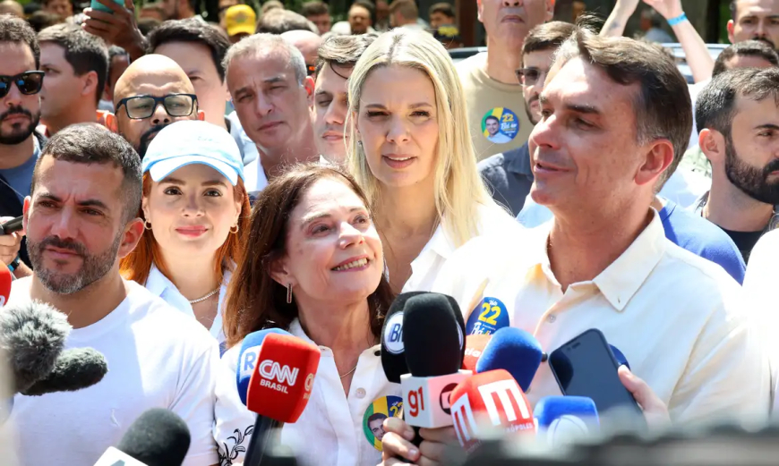 Candidato: Flávio Bolsonaro diz que vai manter Bolsa Família e Farmácia Popular