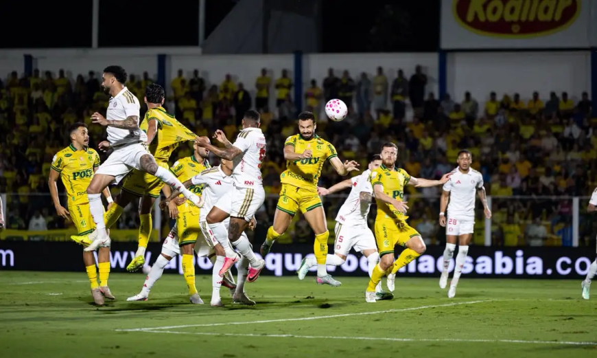 Colorado perde goleiro no 1º tempo: Com um a mais, Mirassol vence e complica Internacional no Brasileirão