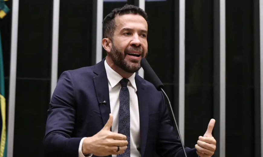 Na UTI: Deputado André Janones é internado com arritmia em São Paulo