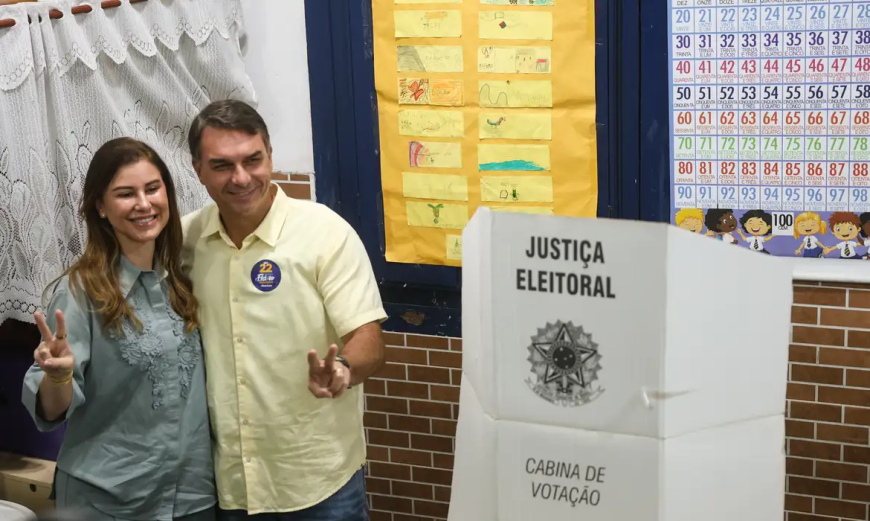 Acompanhado da esposa: Ao votar no Rio de Janeiro, Flávio diz que representa a mudança