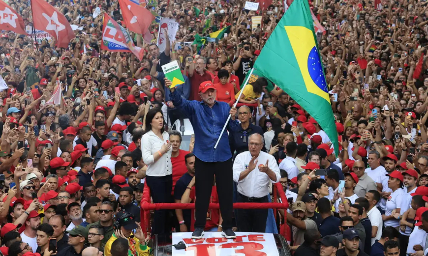 Com mobilização nas redes e nas ruas: Lula é reeleito presidente do Brasil