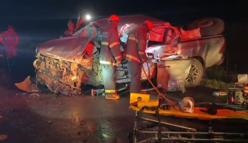 Colisão entre caminhonete e carreta deixa motorista ferido na BR-463